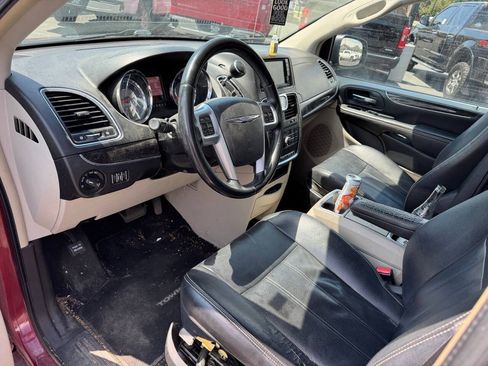 Used 2014 Chrysler Town & Country Touring FWD image 13