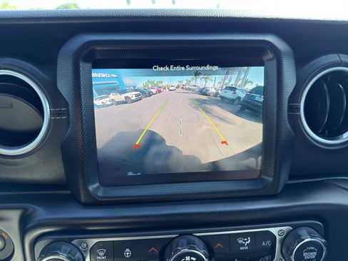 Used 2022 Jeep Wrangler Unlimited Sahara w/ Cold Weather Group AWD/4WD image 33