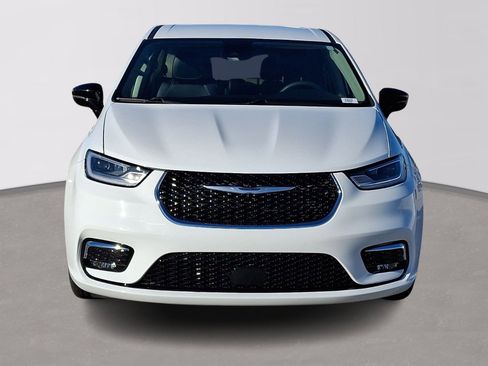 Used 2024 Chrysler Pacifica Touring-L image 2