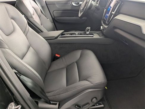 Used 2025 Volvo XC60 B5 Plus image 32