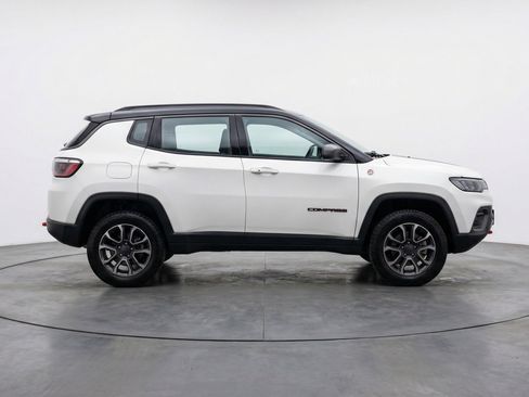 Used 2025 Jeep Compass Trailhawk image 11