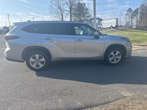 Used 2024 Toyota Highlander LE image 4