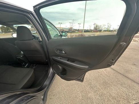Used 2018 Honda HR-V LX image 27