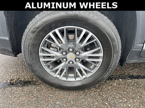 Used 2025 Chevrolet Traverse LT image 9