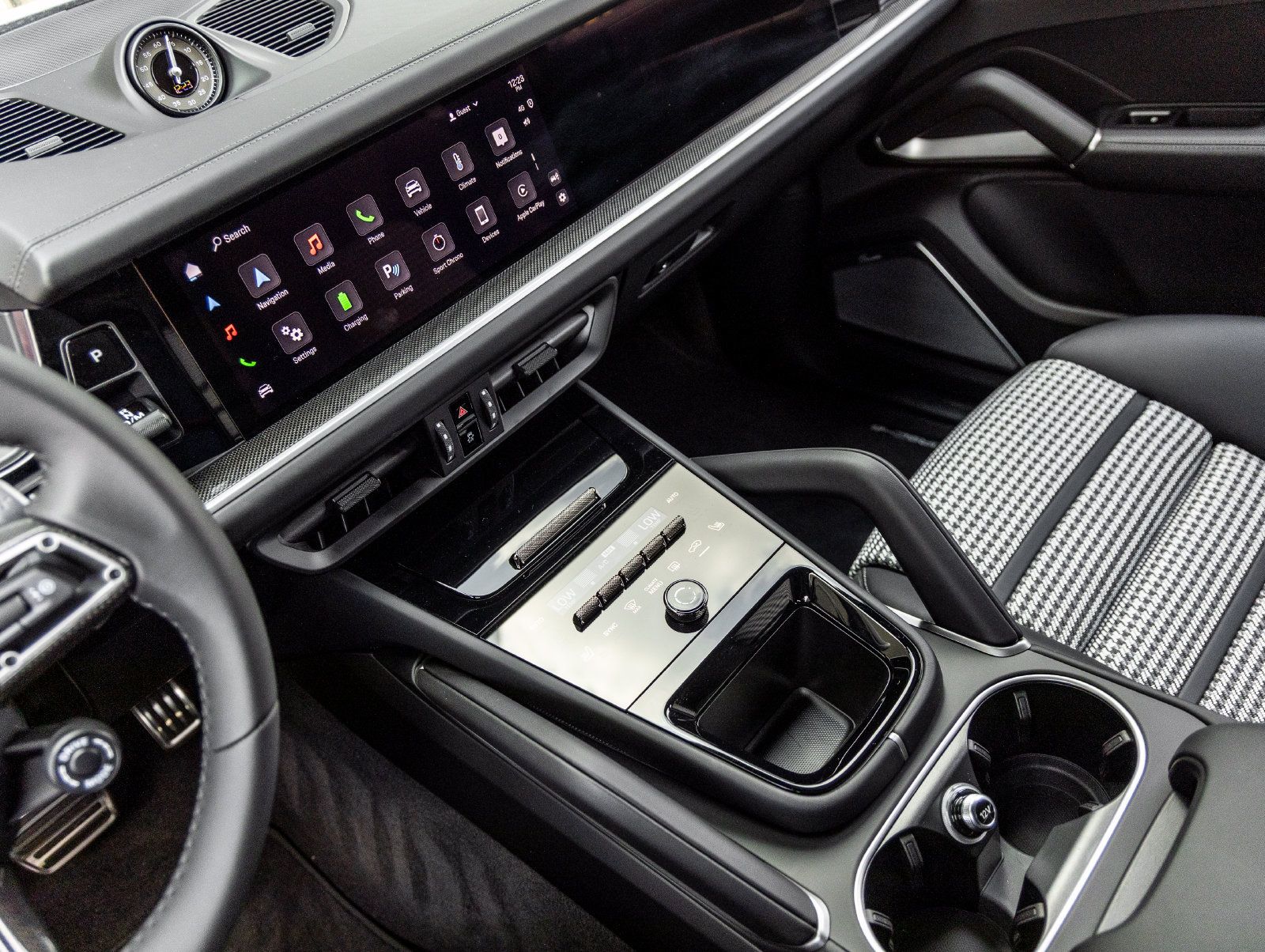 Certified 2025 Porsche Cayenne Turbo AWD/4WD image 29