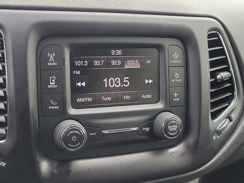 Used 2018 Jeep Compass Latitude image 23