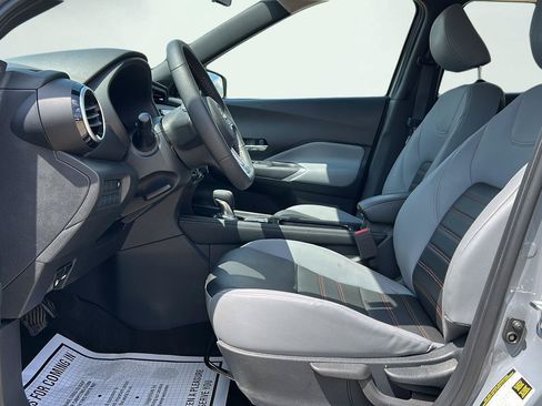 Used 2023 Nissan Kicks SR w/ SR Premium Package FWD image 6