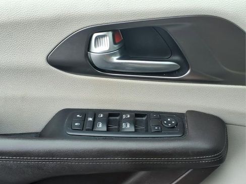 Used 2017 Chrysler Pacifica Touring w/ Tire & Wheel Group FWD image 19