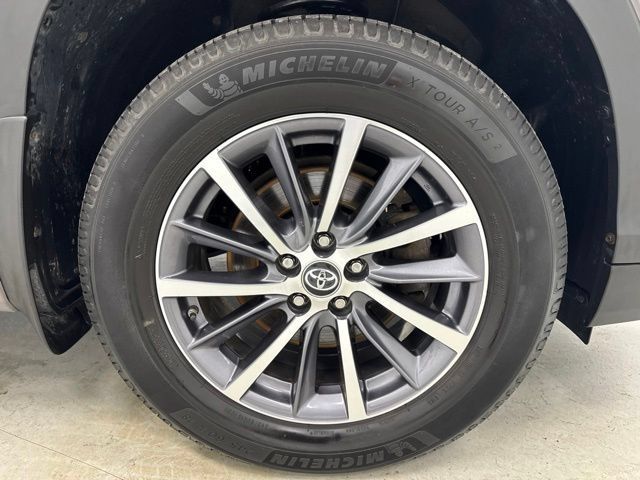 Used 2018 Toyota Highlander XLE AWD/4WD image 32