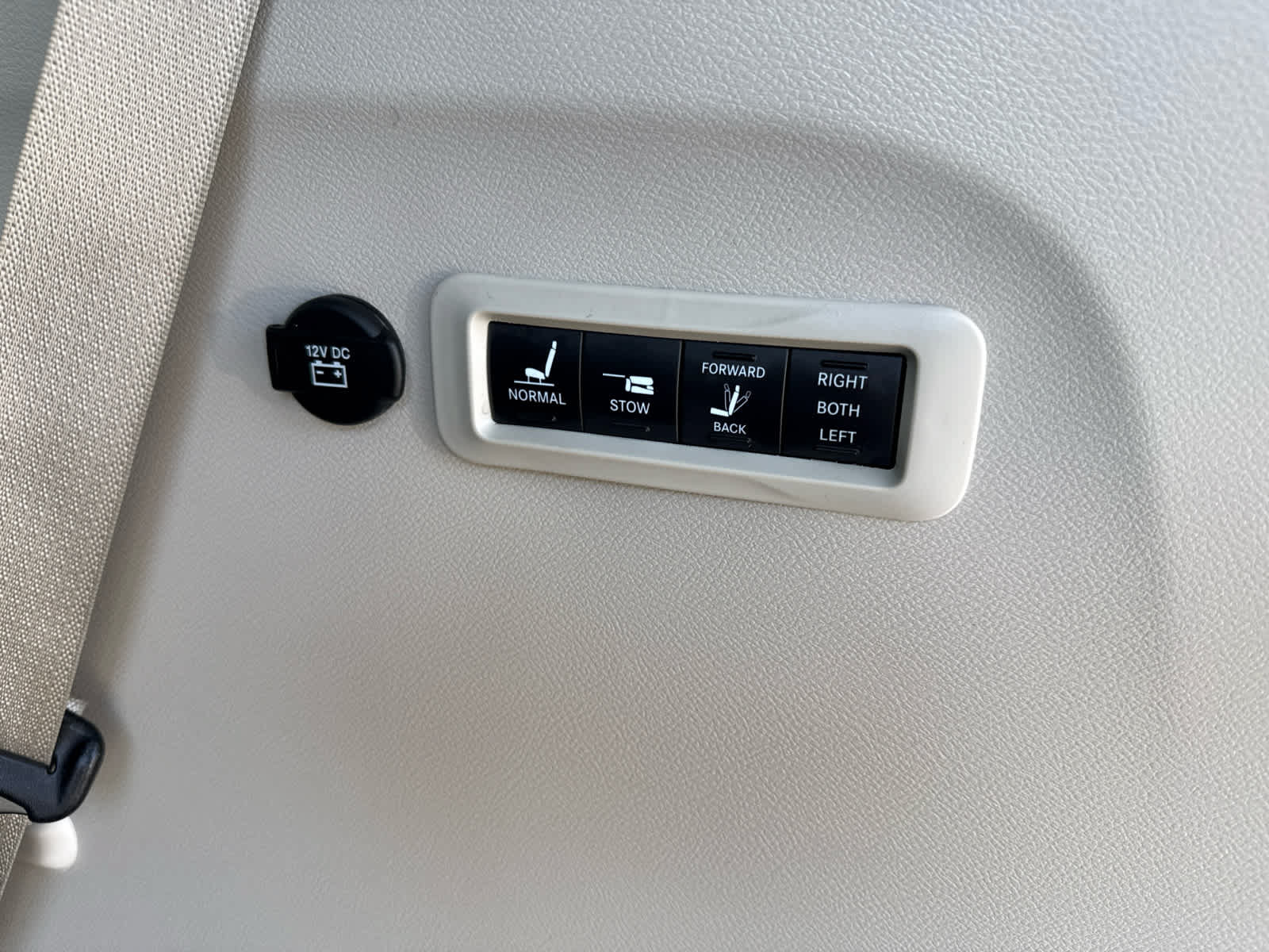 Used 2024 Chrysler Pacifica Limited w/ Uconnect Theater Family Group FWD image 21
