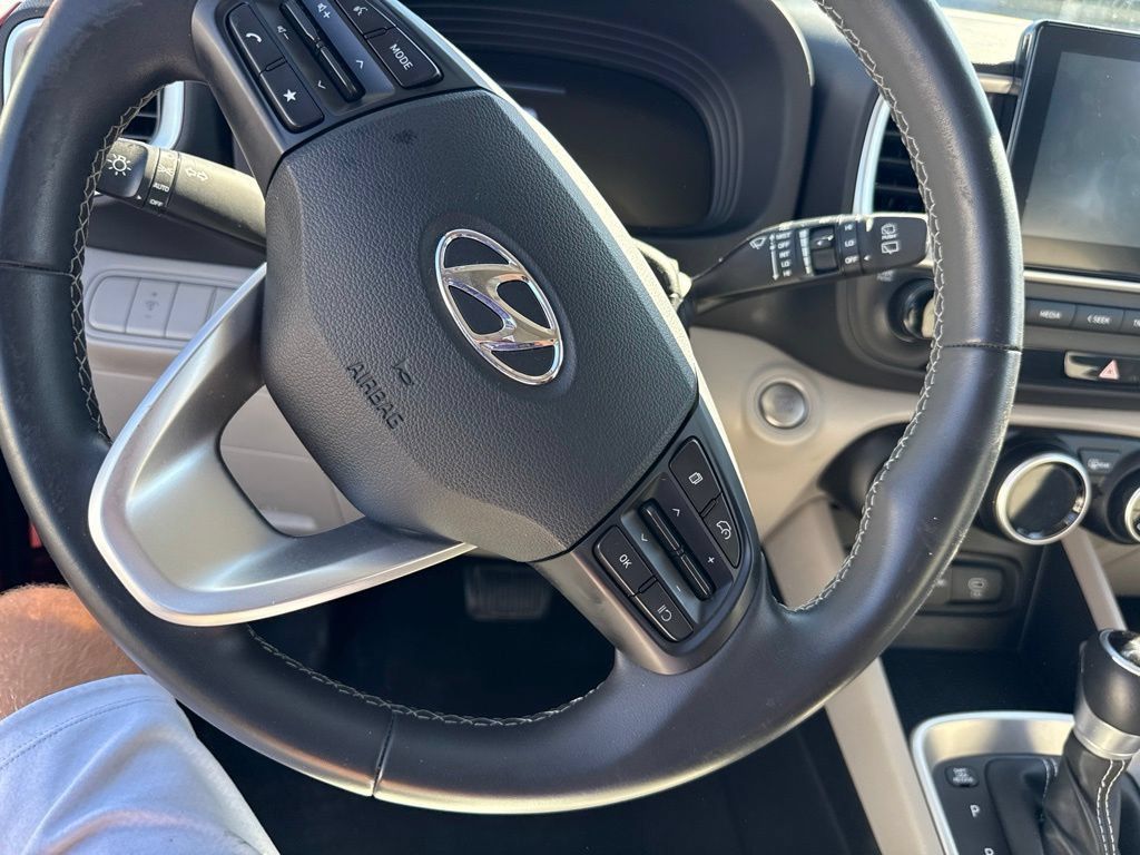 Used 2025 Hyundai Venue SEL FWD image 13