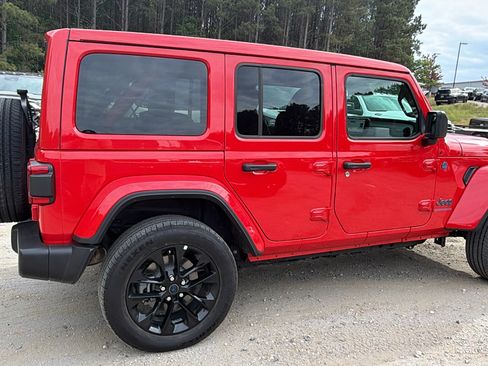 Used 2025 Jeep Wrangler Unlimited Sahara w/ Safety Group AWD/4WD image 8