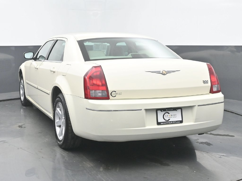 Used 2005 Chrysler 300 Touring w/ Sound Group RWD image 4