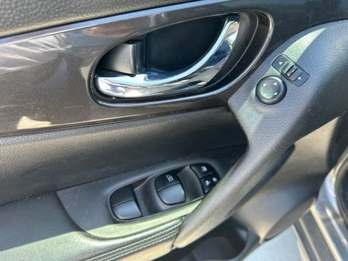 Used 2020 Nissan Rogue S w/ Special Edition Package FWD image 3