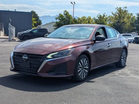 Used 2024 Nissan Altima 2.5 SV FWD image 9