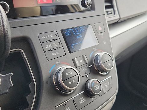 Used 2020 Toyota Sienna L image 17