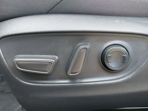 Used 2021 Toyota Venza Limited image 29