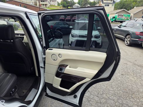 Used 2016 Land Rover Range Rover HSE image 18