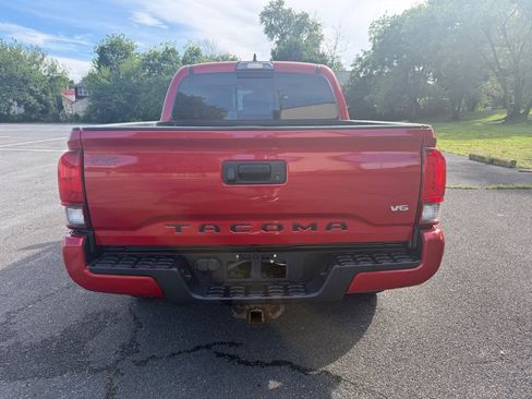 Used 2018 Toyota Tacoma TRD Sport AWD/4WD image 6