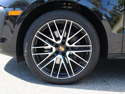 Certified 2025 Porsche Macan image 13