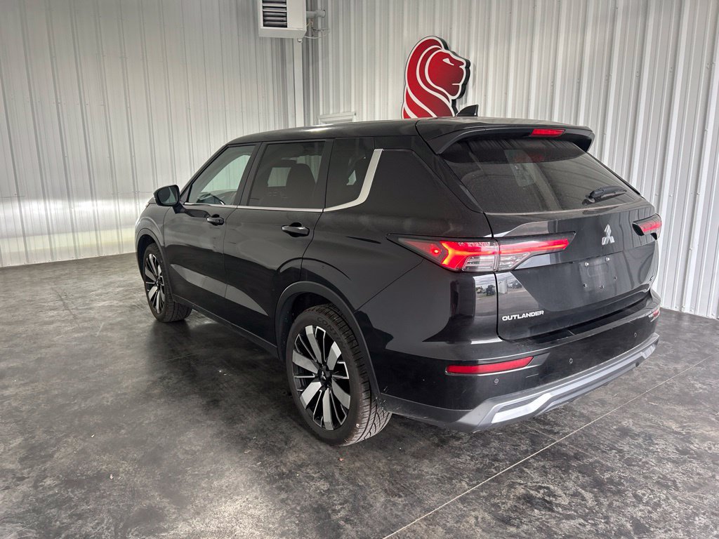 Used 2025 Mitsubishi Outlander SE FWD image 2