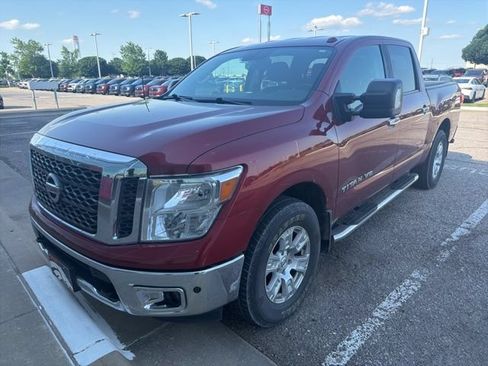 Used 2018 Nissan Titan SV w/ SV Convenience Package AWD/4WD image 3