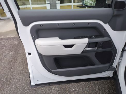 New 2026 Land Rover Defender 110 X-Dynamic SE image 9