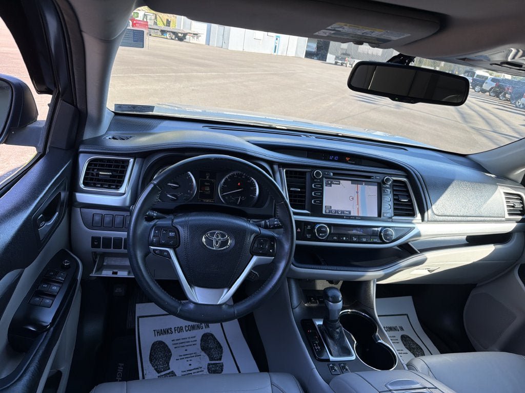 Used 2016 Toyota Highlander XLE AWD/4WD image 14