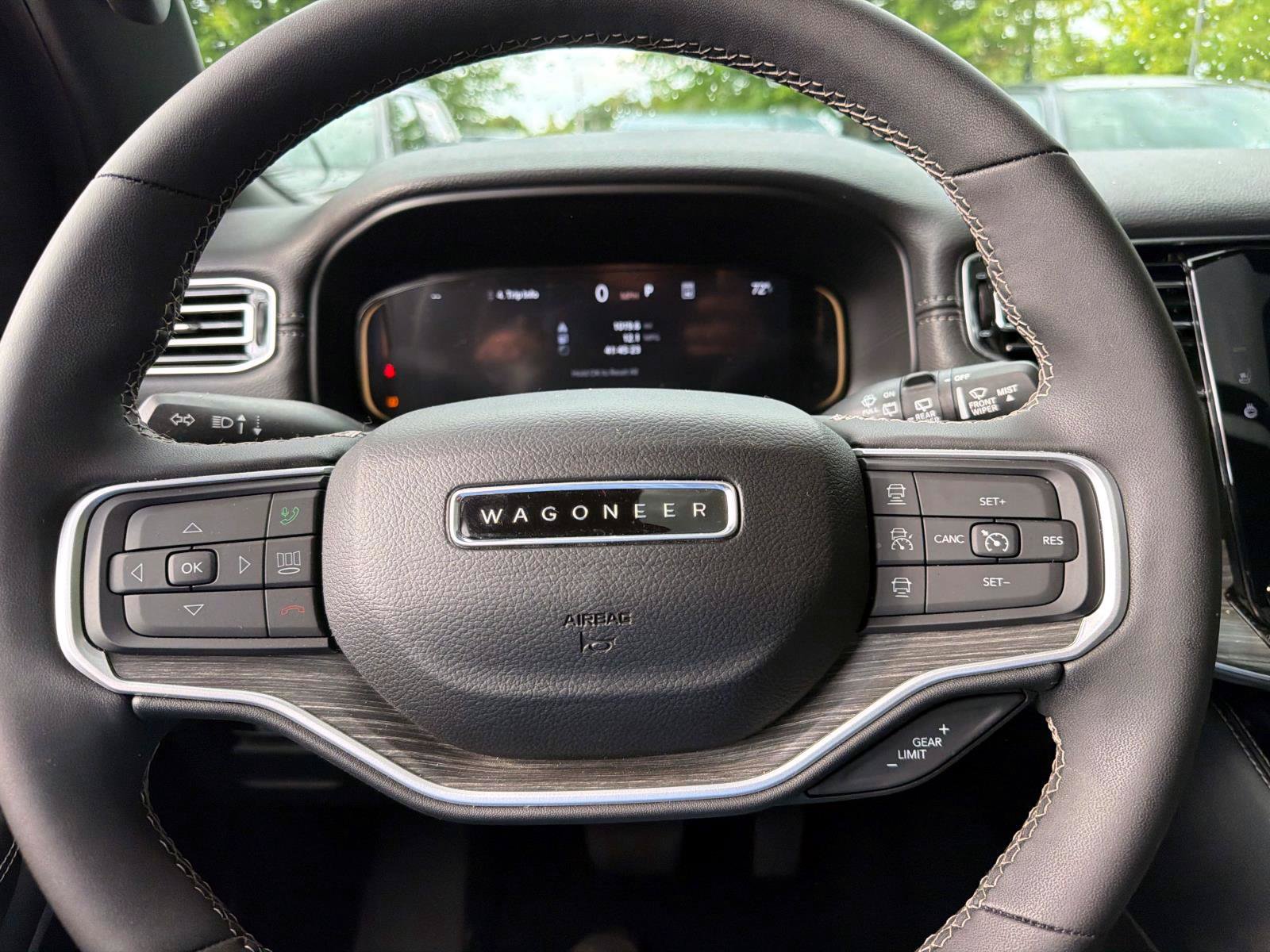 Used 2024 Jeep Wagoneer Series III w/ Premium Group I AWD/4WD image 18