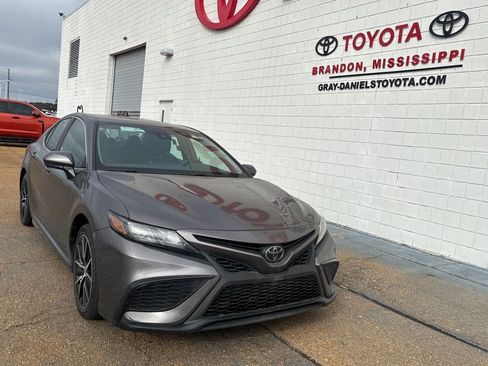 Used 2024 Toyota Camry SE image 3