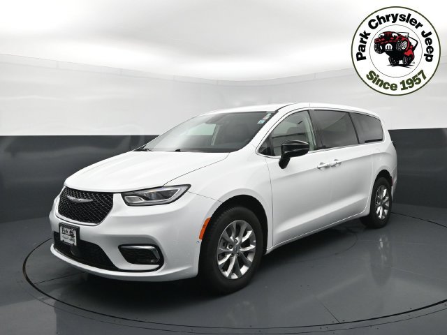 Used 2024 Chrysler Pacifica Touring-L AWD/4WD image 2