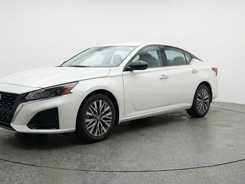 Used 2025 Nissan Altima 2.5 SV image 3