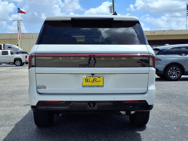 New 2027 Lincoln Navigator Premiere RWD image 5