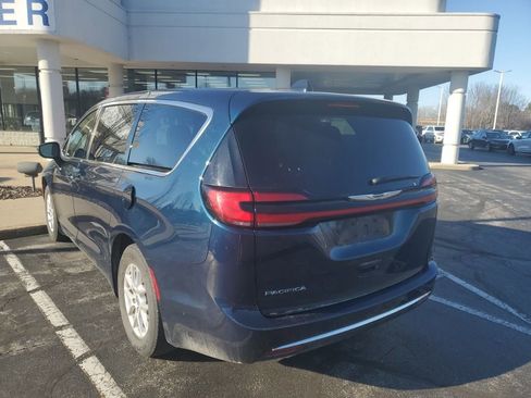 Used 2023 Chrysler Pacifica Touring-L image 7