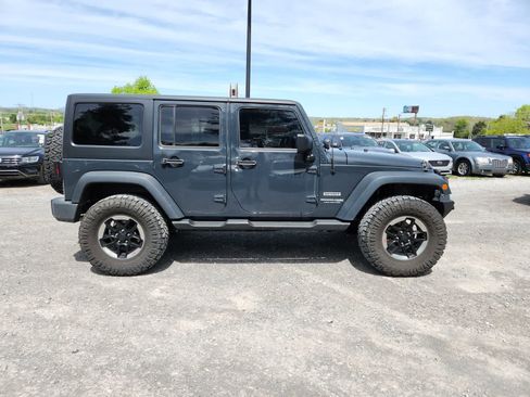 Used 2018 Jeep Wrangler Unlimited Sport S image 6