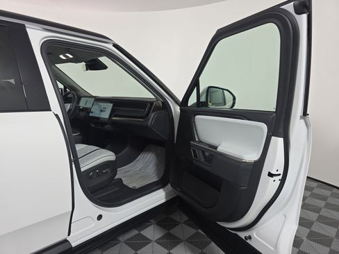 Used 2024 Rivian R1S Adventure AWD/4WD image 18