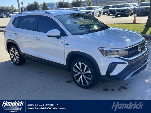 Certified 2022 Volkswagen Taos SE w/ Panoramic Sunroof Package image 1