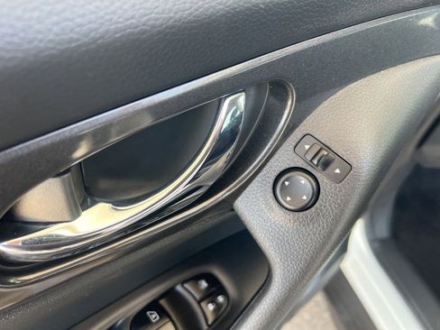 Used 2017 Nissan Rogue SV AWD/4WD image 52