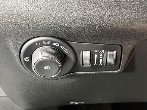 Used 2023 Jeep Compass Latitude w/ Sun and Sound Group AWD/4WD image 10