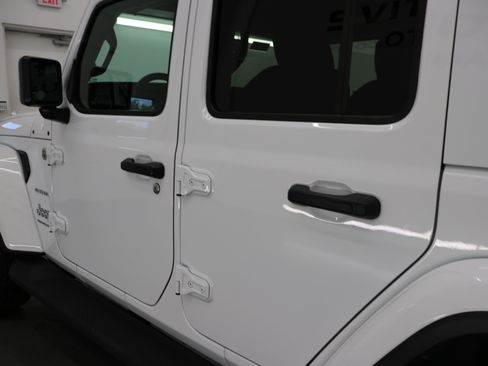 Used 2024 Jeep Wrangler Unlimited Sahara w/ Technology Group AWD/4WD image 31