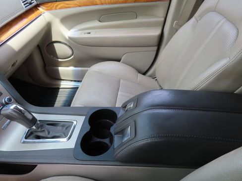 Used 2010 Lincoln MKT 2WD image 17