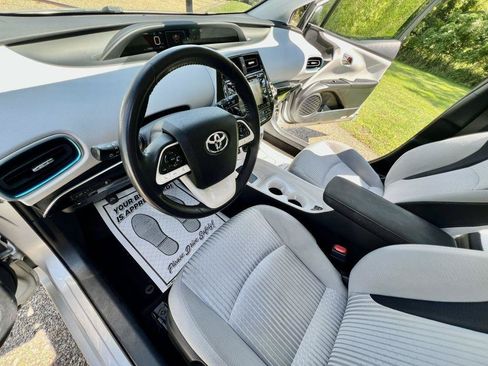 Used 2017 Toyota Prius Three w/ Carpet Mat Package FWD image 9
