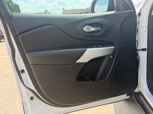 Used 2018 Jeep Cherokee Latitude Plus FWD image 21