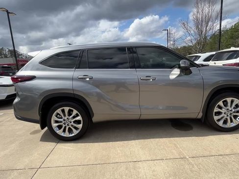 Used 2026 Toyota Highlander Limited image 7