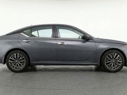 Used 2025 Nissan Altima 2.5 SV image 11