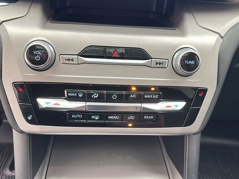 Used 2023 Ford Explorer XLT w/ Equipment Group 202A AWD/4WD image 18
