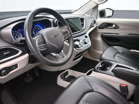 Used 2024 Chrysler Pacifica Touring-L FWD image 20