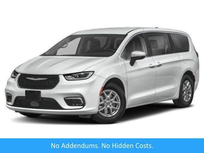 Used 2023 Chrysler Pacifica Touring-L w/ Uconnect Theater Family Group