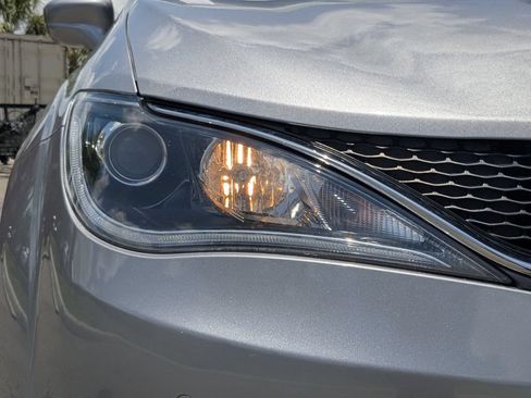 Used 2017 Chrysler Pacifica Touring-L Plus w/ Advanced Safetytec Group FWD image 12