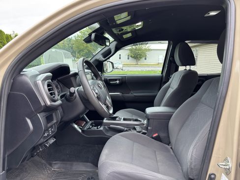 Used 2019 Toyota Tacoma TRD Off-Road w/ Technology Package AWD/4WD image 12